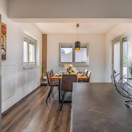 4 Bedroom Stunning Home In Labin *