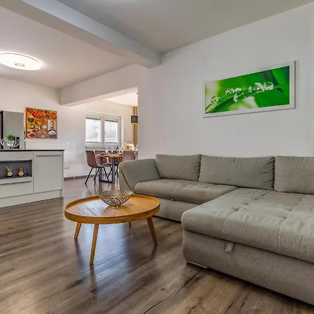 4 Bedroom Stunning Home In Labin Holiday home *