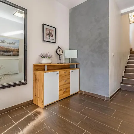 4 Bedroom Stunning Home In Labin Holiday home