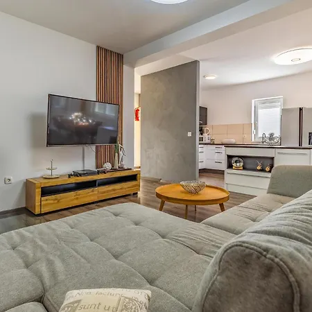 4 Bedroom Stunning Home In Labin *