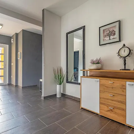 4 Bedroom Stunning Home In Labin