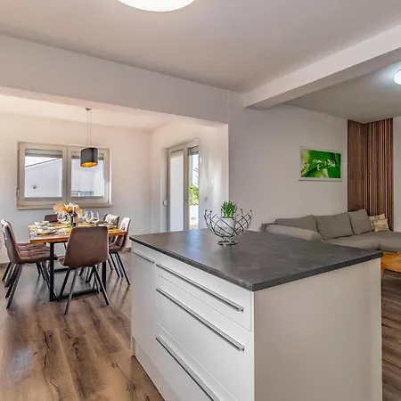4 Bedroom Stunning Home In Labin Holiday home