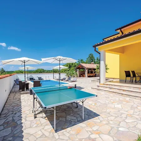 4 Bedroom Stunning Home In Labin Holiday home *