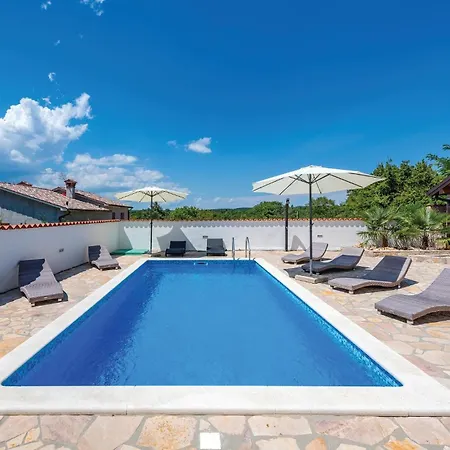 4 Bedroom Stunning Home In Labin *